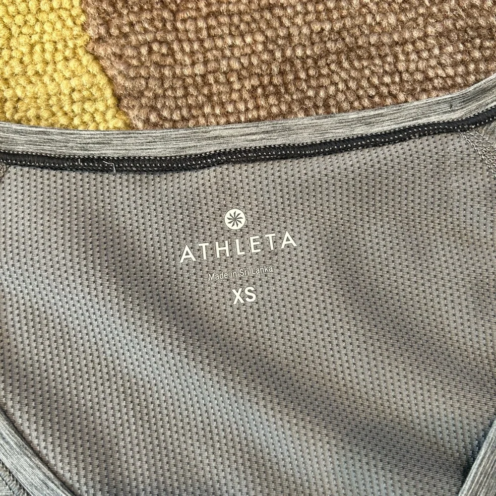 Athleta Forerunner Tee Shirt Short Sleeve Top Grey Zipper Pocket Women’s XS